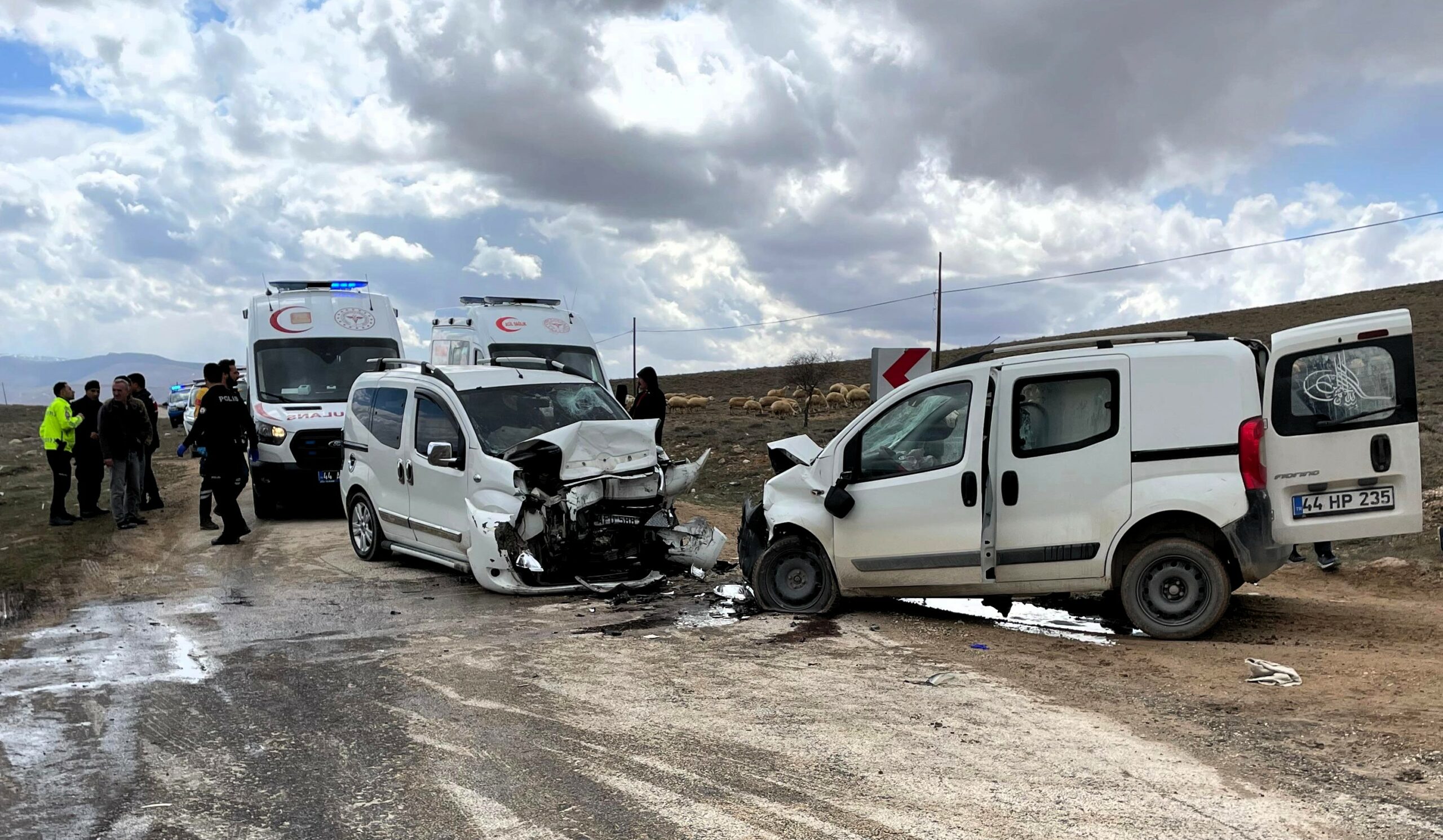 Malatya’nın Darende ilçesinde iki aracın kafa kafaya çarpıştığı trafik kazasında