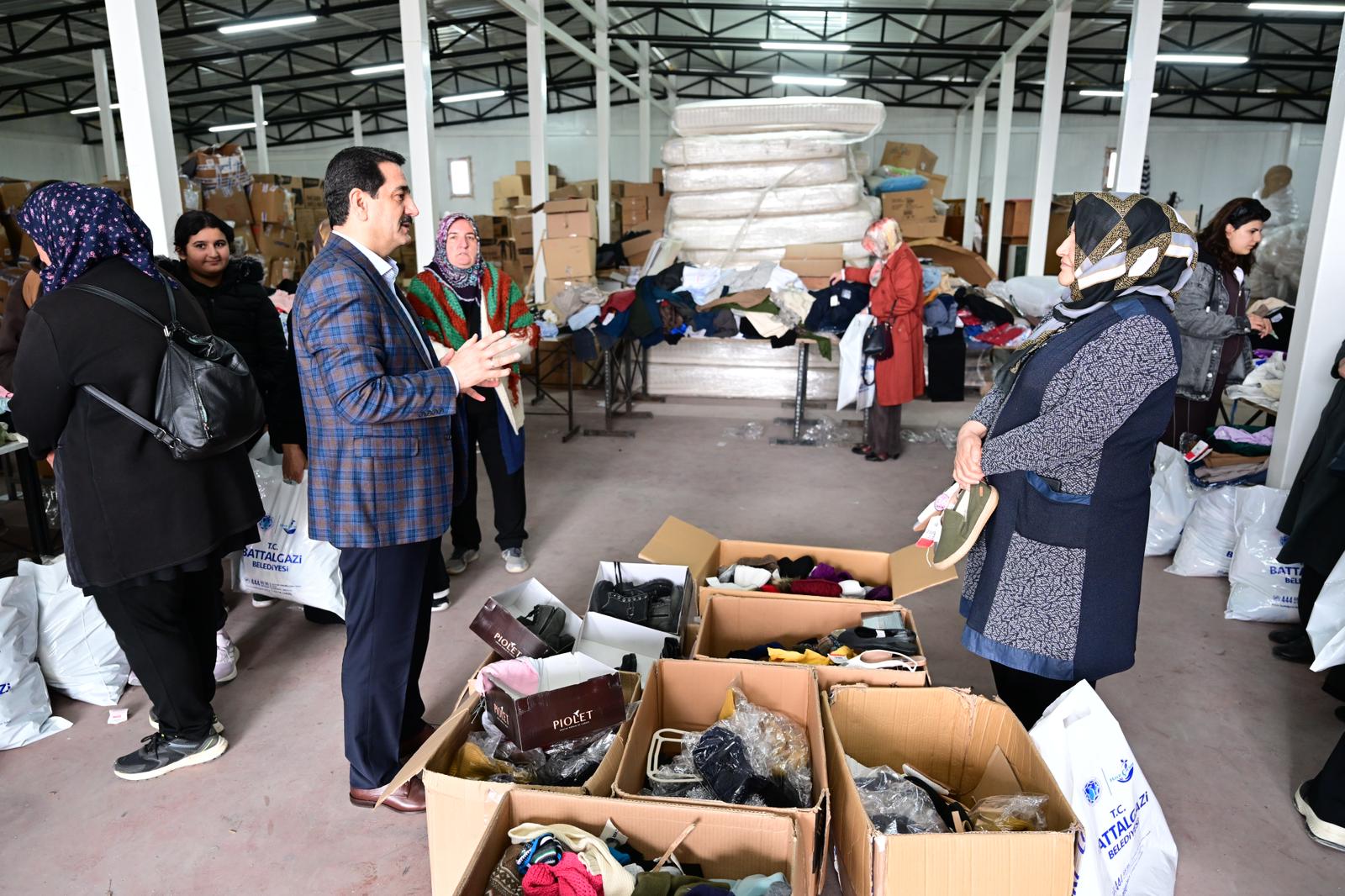 Battalgazi Belediyesi Sosyal Hizmetler Müdürlüğü Lojistik Deposu’nda gerçekleştirilen yardım malzemesi