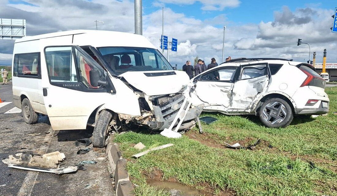 Diyarbakır’ın Bağlar ilçesinde öğrencileri taşıyan servis minibüsü ile otomobilin çarpışması