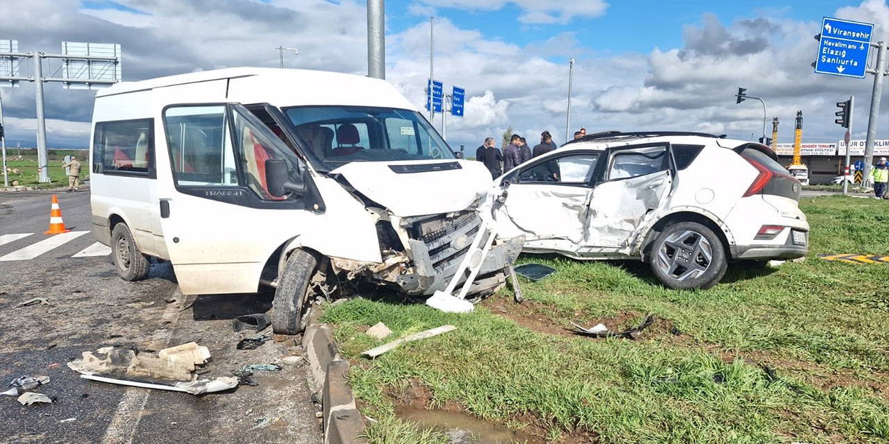 Diyarbakır’ın Bağlar ilçesinde öğrencileri taşıyan servis minibüsü ile otomobilin çarpışması