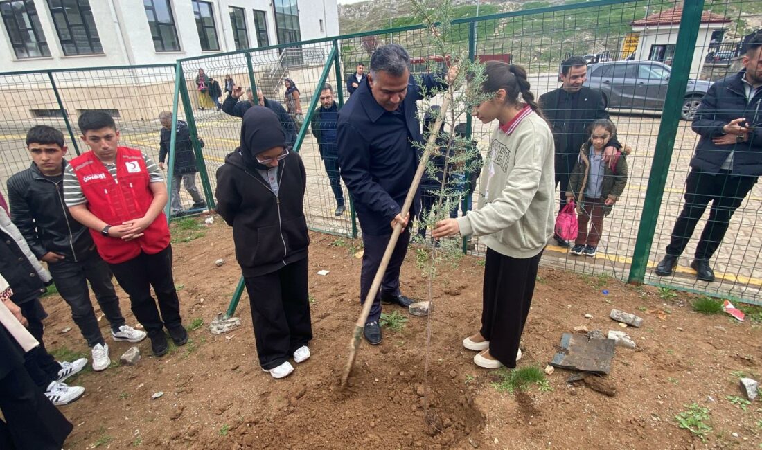 Malatya Büyükşehir Belediyesi tarafından düzenlenen ‘Sıfır Atık Günü’ programında öğrencilerin