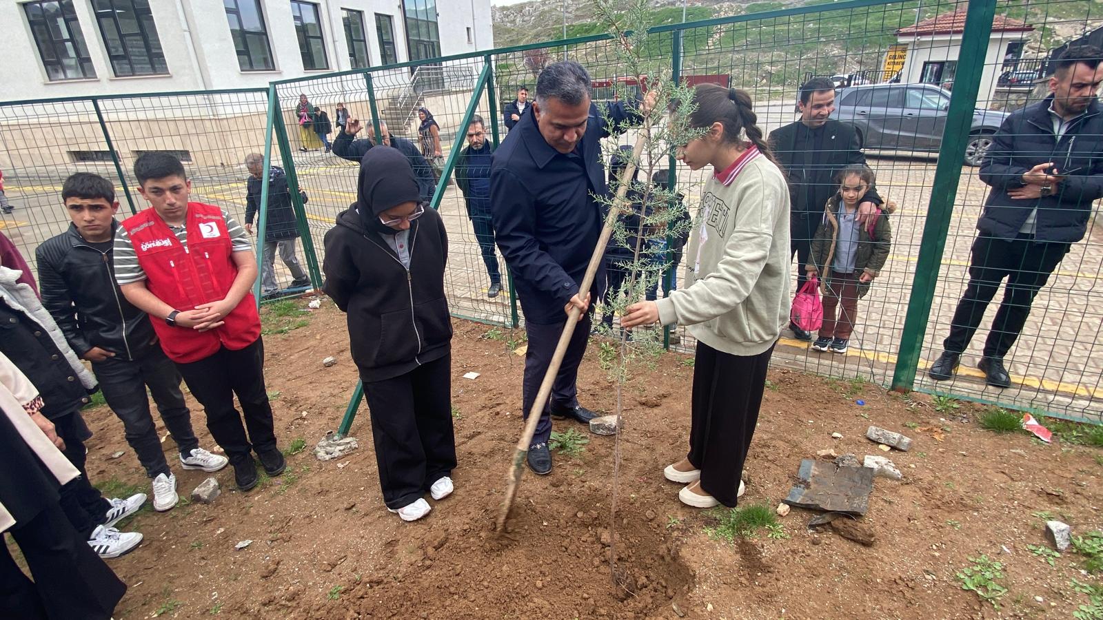 Malatya Büyükşehir Belediyesi tarafından düzenlenen ‘Sıfır Atık Günü’ programında öğrencilerin
