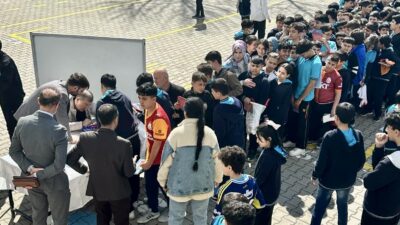 Türk futbolunun efsane golcülerinden Tanju Çolak, Malatya’da öğrencilerle bir araya