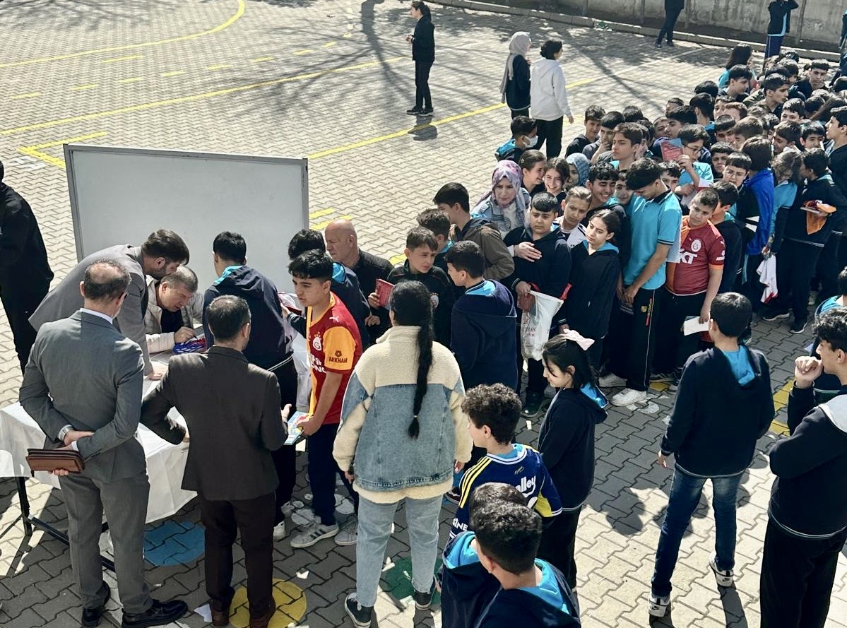 Türk futbolunun efsane golcülerinden Tanju Çolak, Malatya’da öğrencilerle bir araya