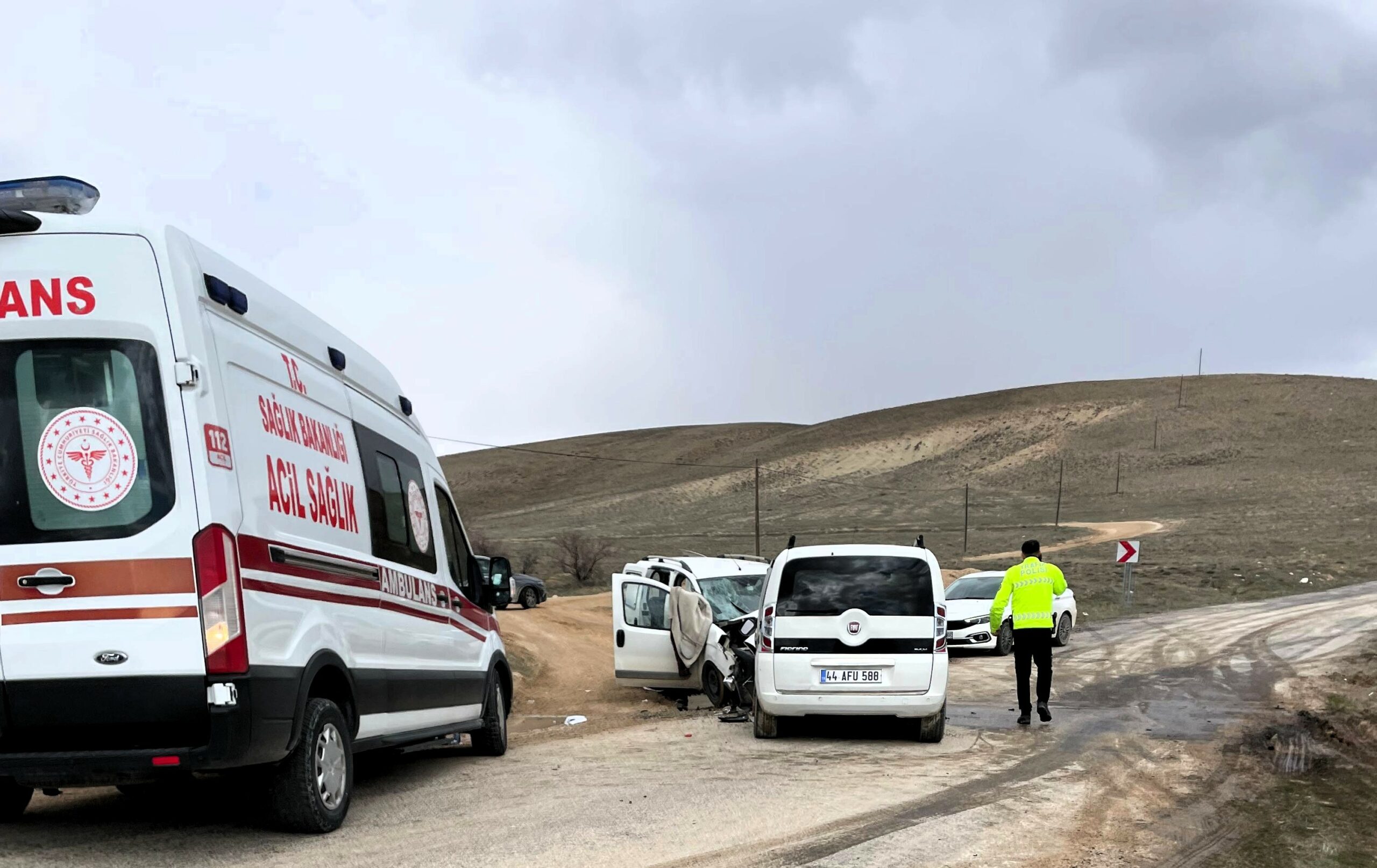 Feci kazada 4 kişi yaralandı..Kafa kafaya çarpıştılar!