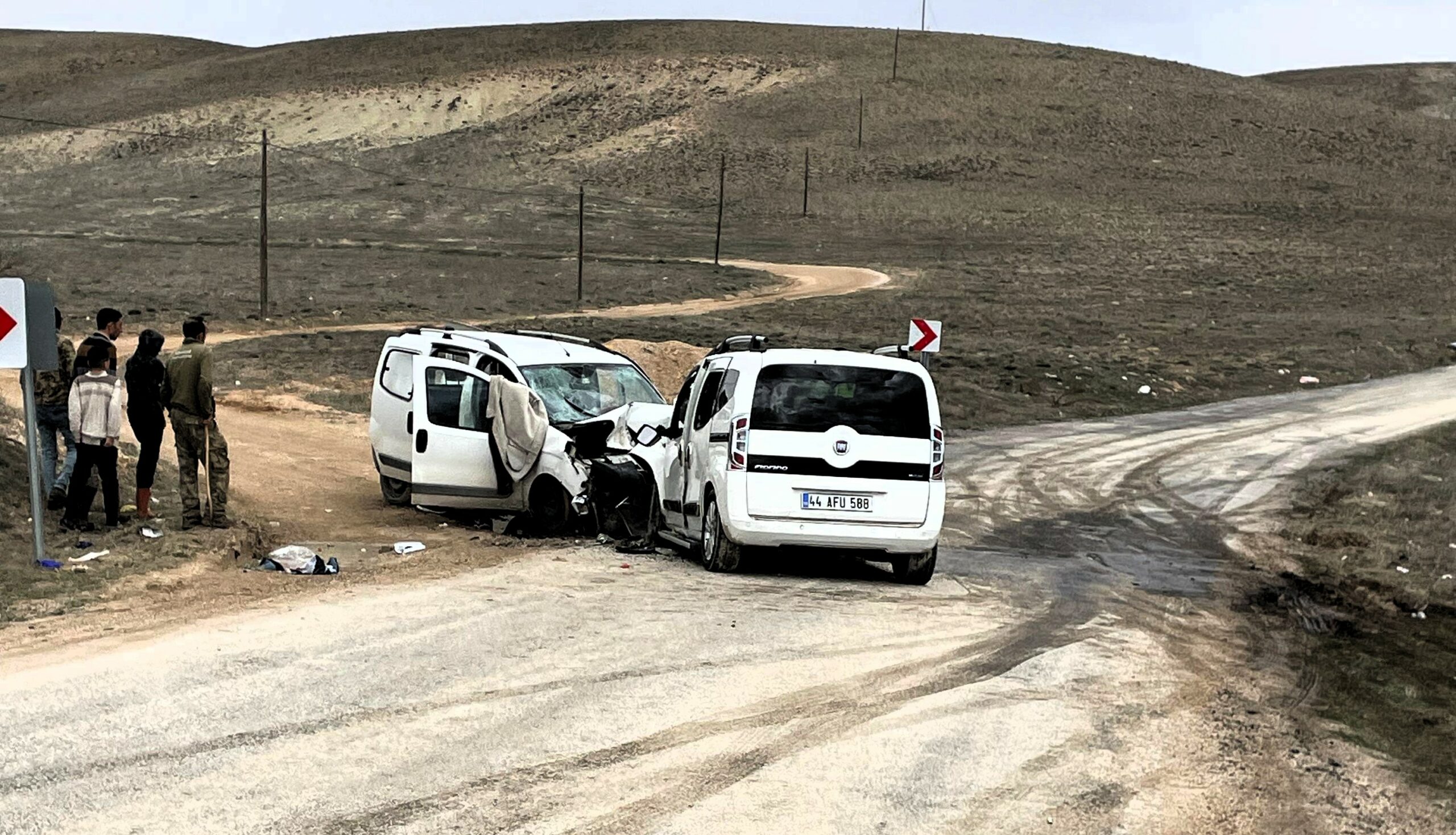 Feci kazada 4 kişi yaralandı..Kafa kafaya çarpıştılar!