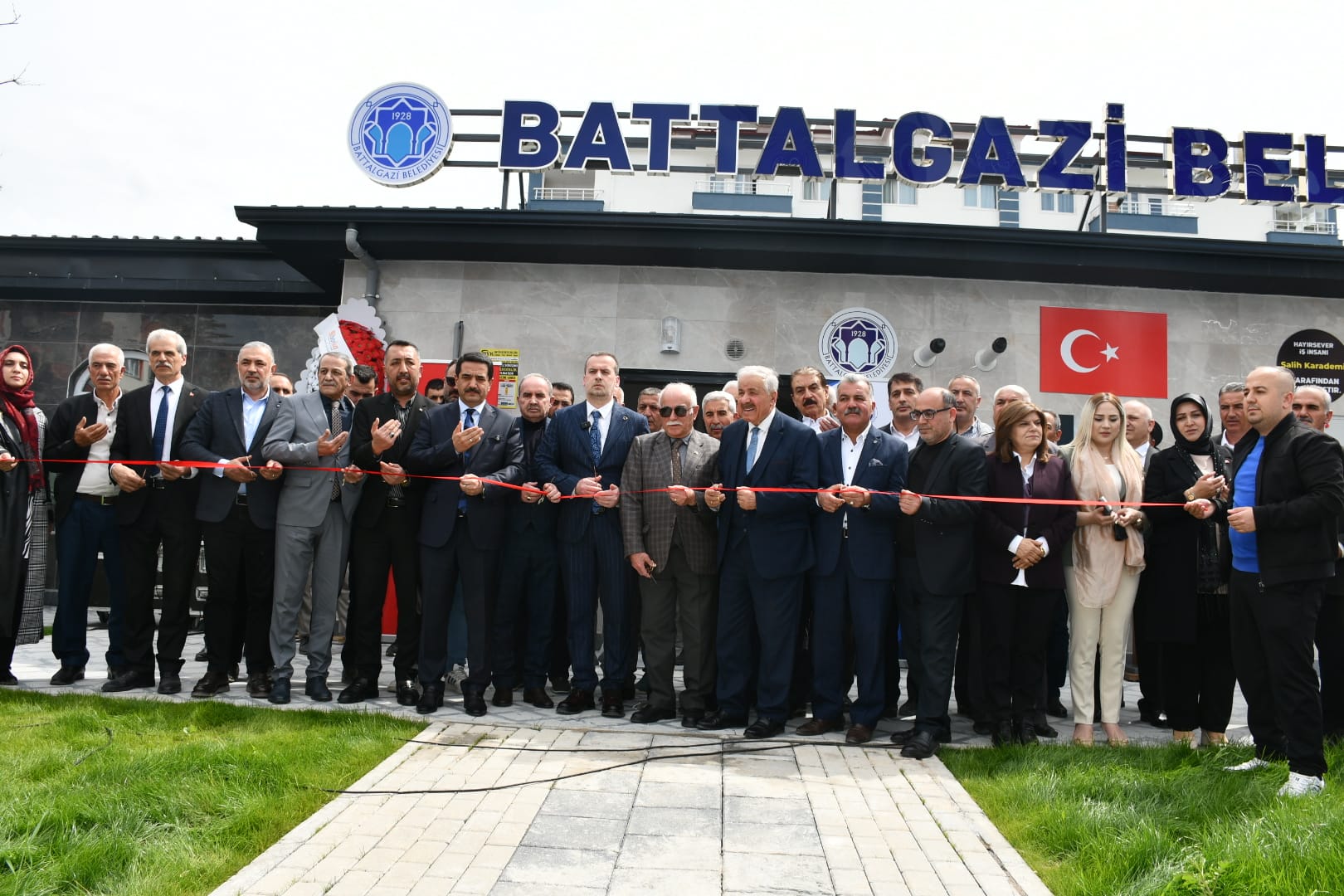 Göztepe Mahallesi’nde, MAGİNDER Başkanı Salih Karademir tarafından yaptırılan 6 Şubat