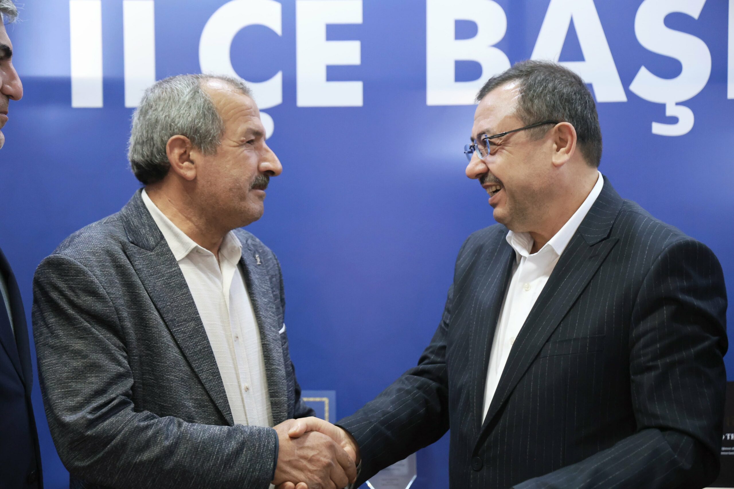 AK Parti’ye Katılımlar Sürüyor: Kale’de Meclis Üyesi Karadeniz de AK Parti Rozeti Taktı