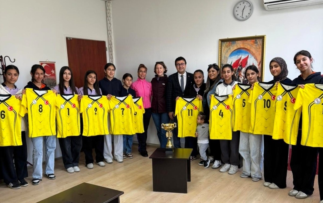 Orduzu Elma Suyu Ortaokulu’nun eksik formayla sahaya çıkan voleybol takımı