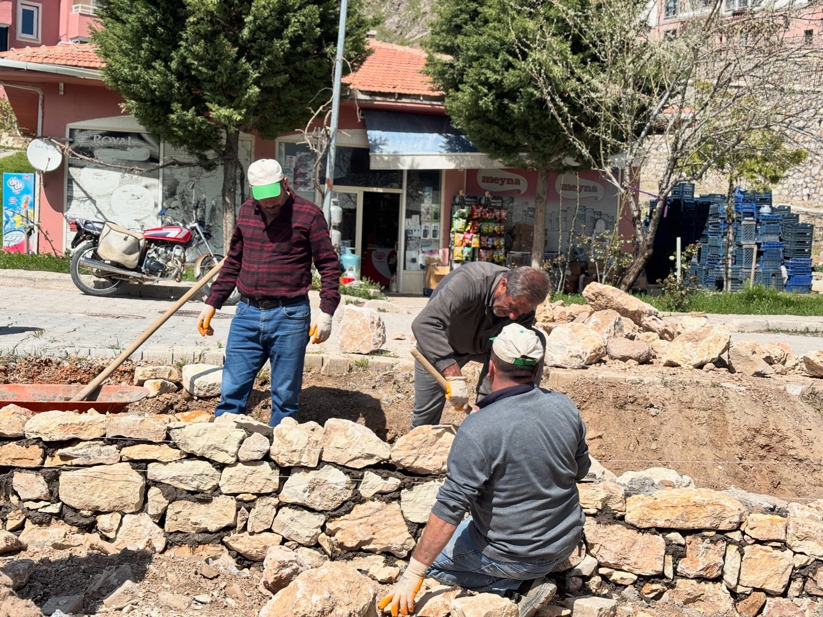 Malatya’nın Arapgir ilçesinde belediye ekipleri, bozulan yolları yenileyerek ulaşım güvenliğini