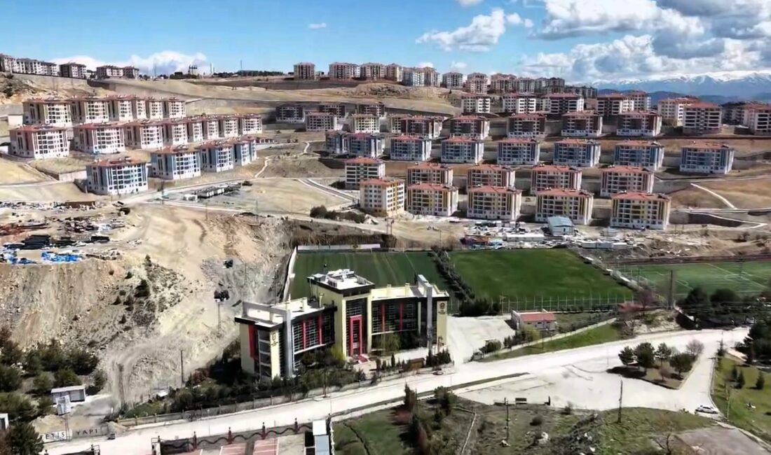 Malatya Valisi Seddar Yavuz, Battalgazi Bahçebaşı Mahallesi’nde yapımı tamamlanan bin