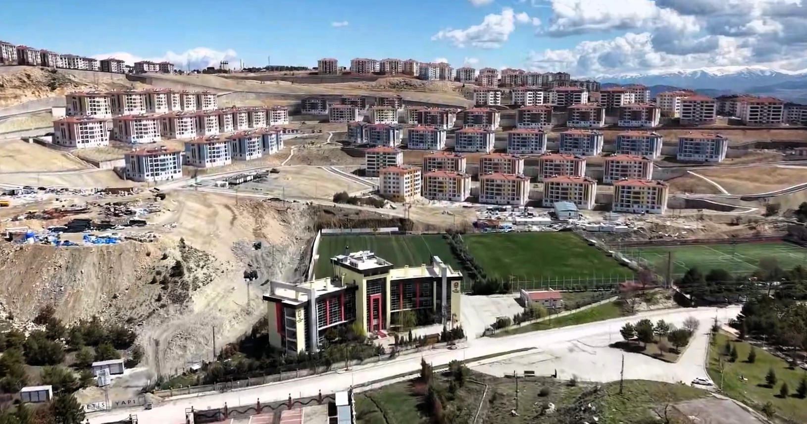 Malatya Valisi Seddar Yavuz, Battalgazi Bahçebaşı Mahallesi’nde yapımı tamamlanan bin