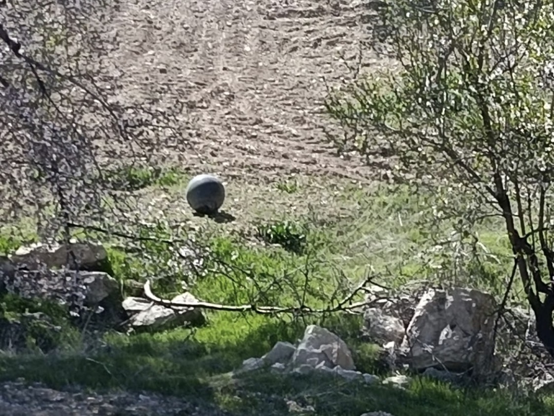 Elazığ’ın Baskil ilçesinde tarlada bulunan metal cisim üzerine bölge güvenlik