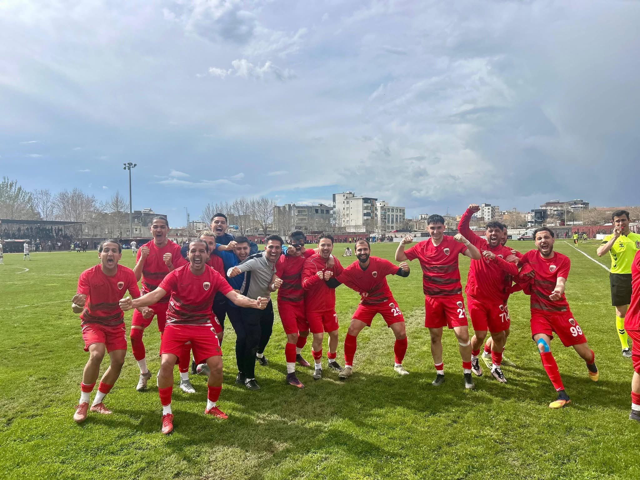 Bölgesel Amatör Lig’de play-off mücadelesi veren Battalgazi Belediyespor, Siverek deplasmanından