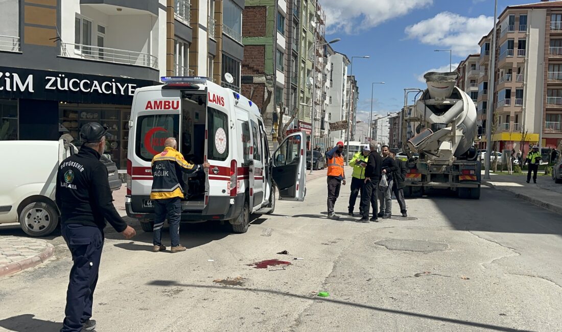 Malatya’nın Yeşilyurt ilçesinde meydana gelen trafik kazasında, beton mikserinin çarptığı