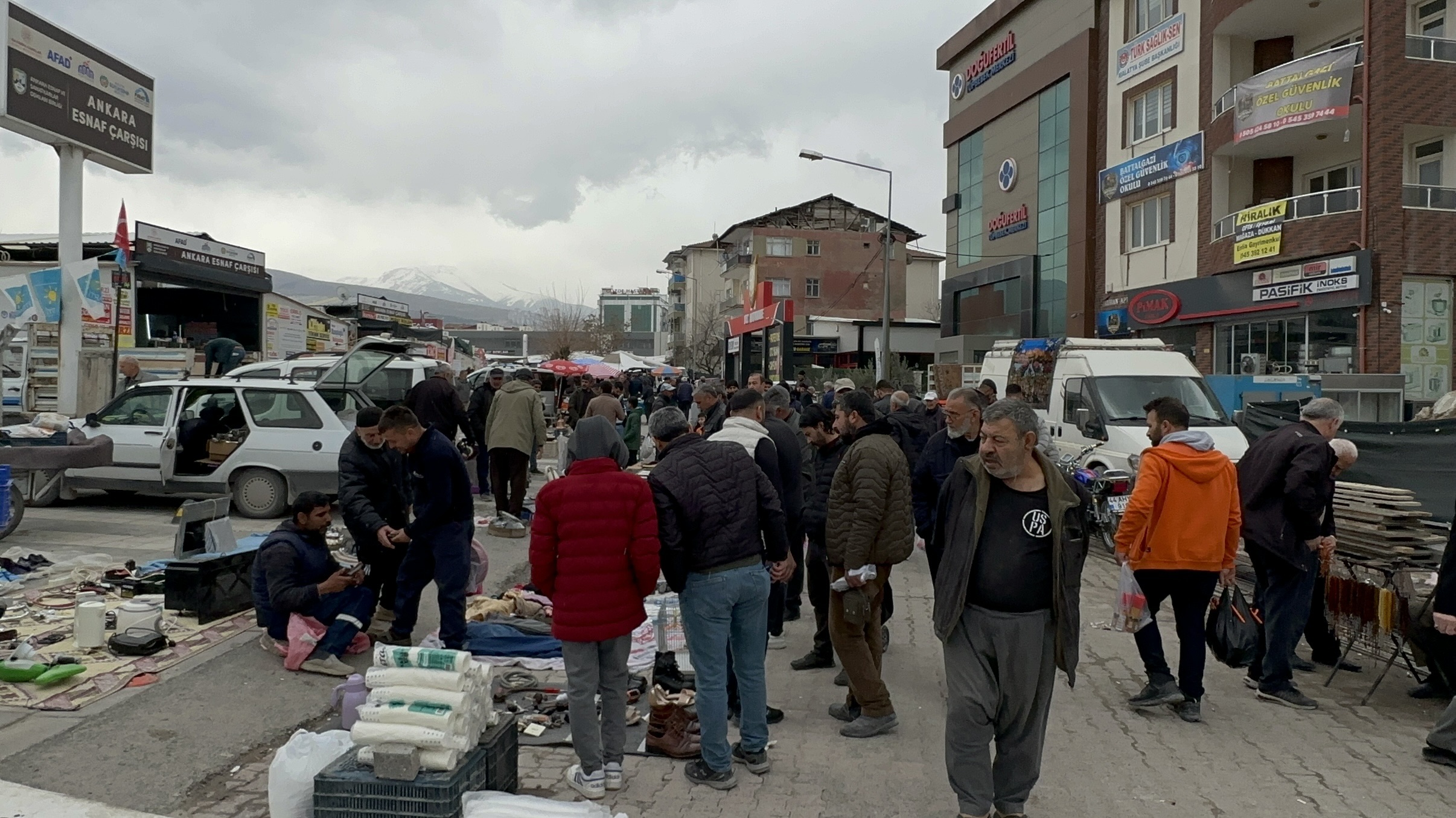 Her Pazar binlerce ziyaretçi akın ediyor, iğneden ipliğe her şey