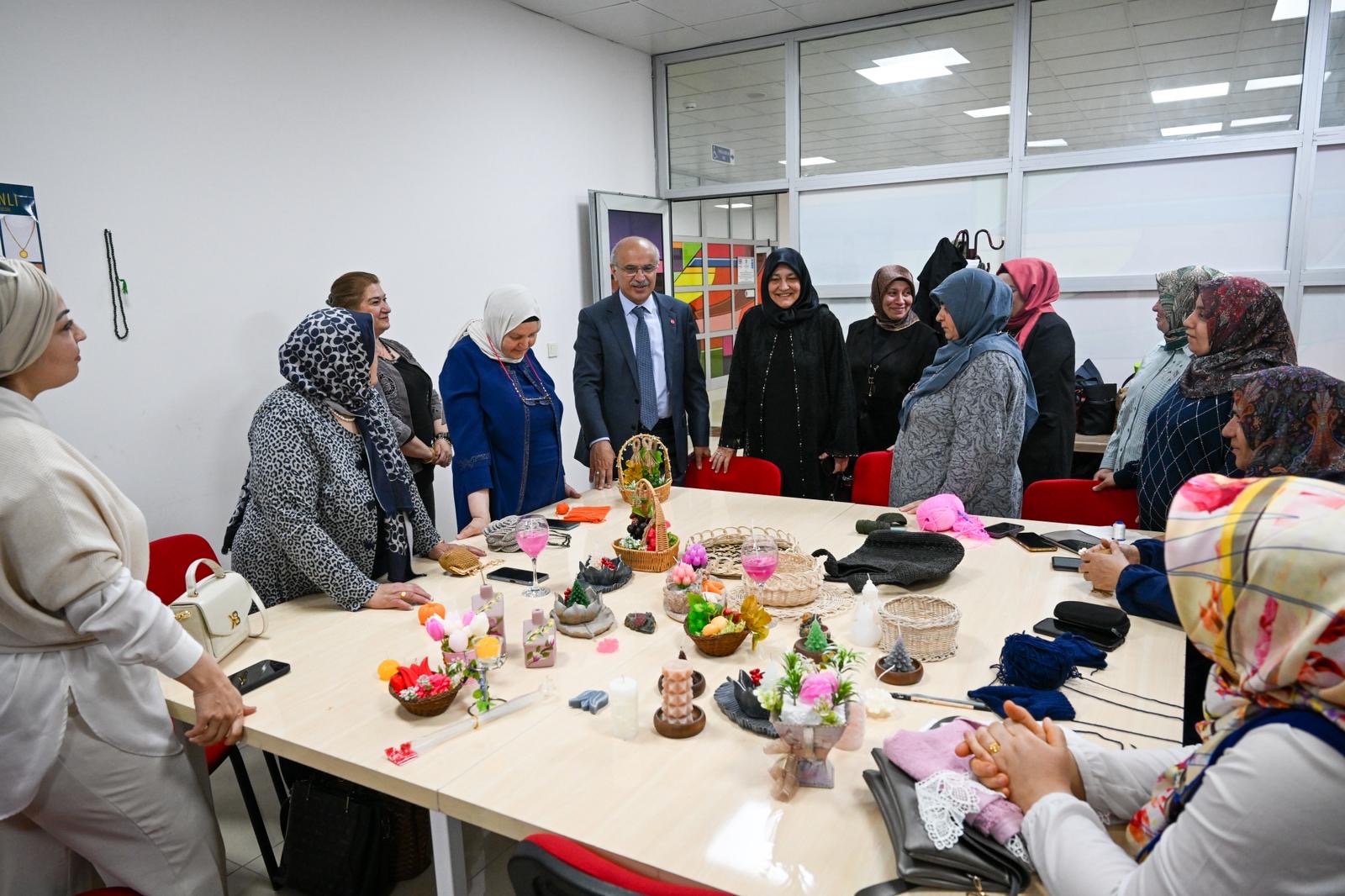 Malatya Büyükşehir Belediye Başkanı Sami Er, belediye kurslarında kadınların hazırladığı