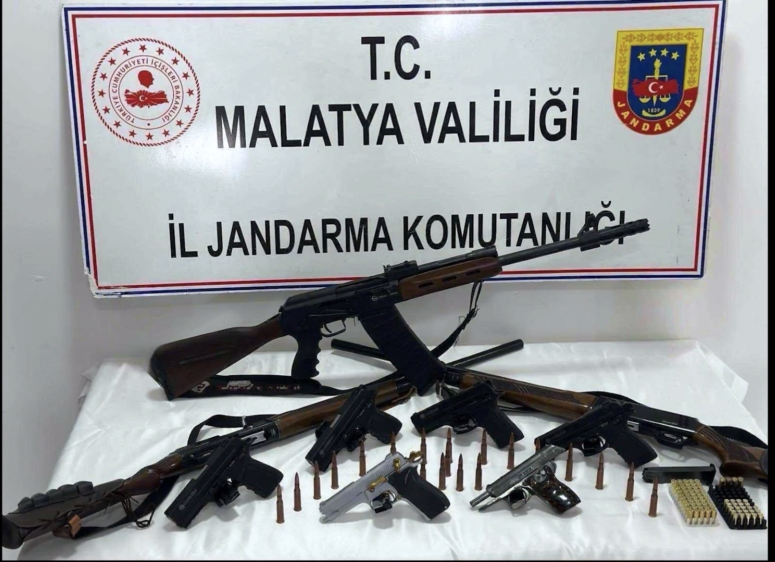 Malatya’da jandarma ekiplerinin düzenlediği operasyonda, ev ve iş yerlerine gizlenmiş