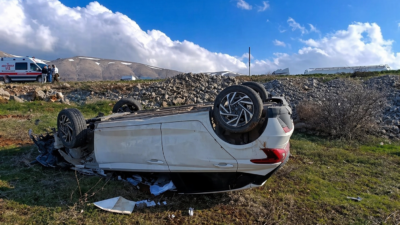Malatya’nın Doğanşehir ilçesinde kontrolden çıkarak şarampole devrilen otomobilin sürücüsü yaralandı.