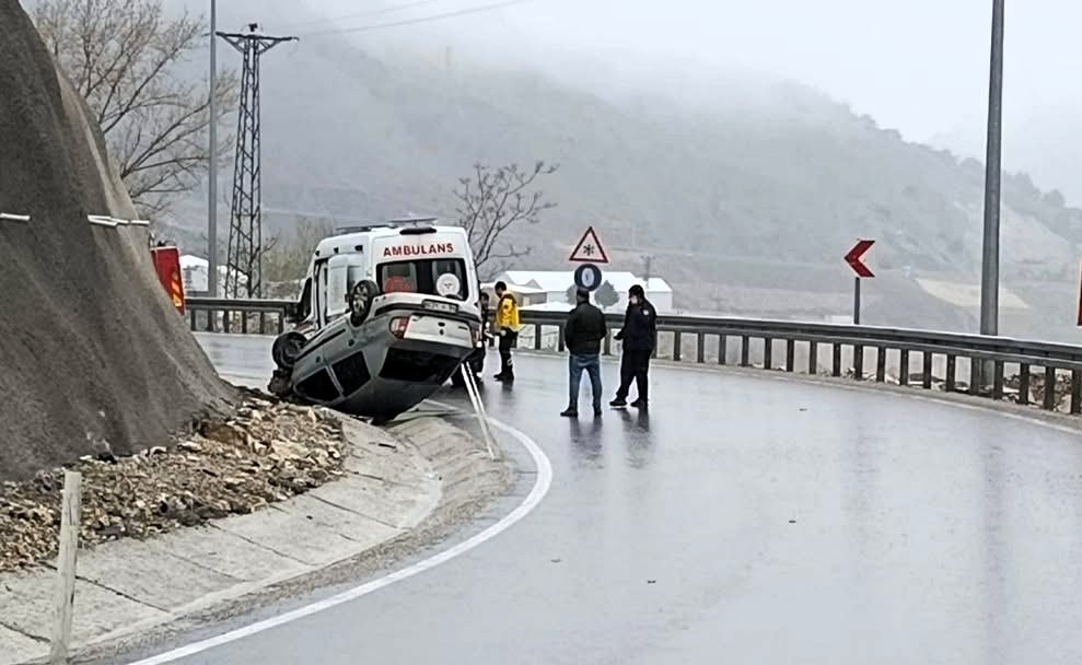 Malatya’nın Doğanşehir ilçesinde otomobilin takla atması sonucu 5 kişi yaralandı.