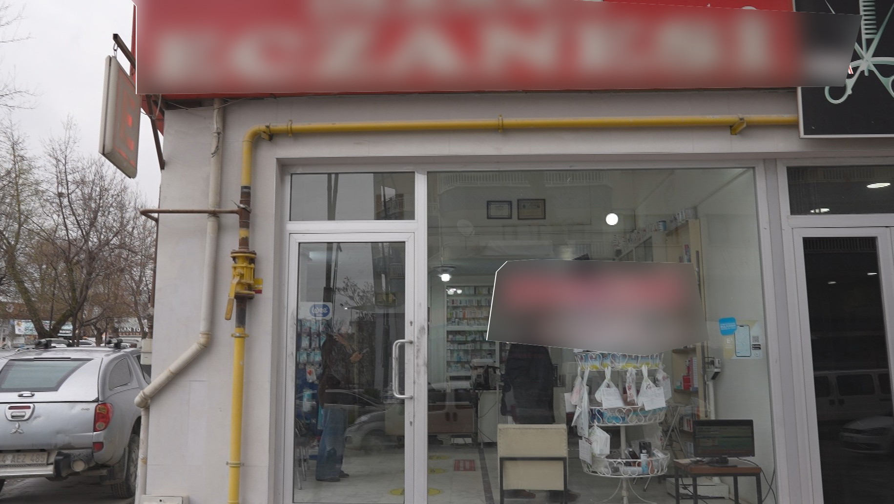 Malatya’nın Battalgazi ilçesinde bir eczaneye gece yarısı giren 2 şüpheli,