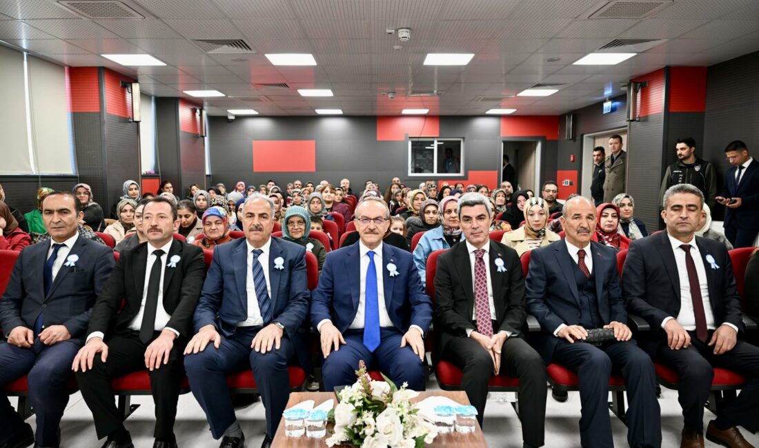 Malatya’da İnönü Ortaokulu’nda düzenlenen “En İyi Narkotik Polisi: Anne” eğitim