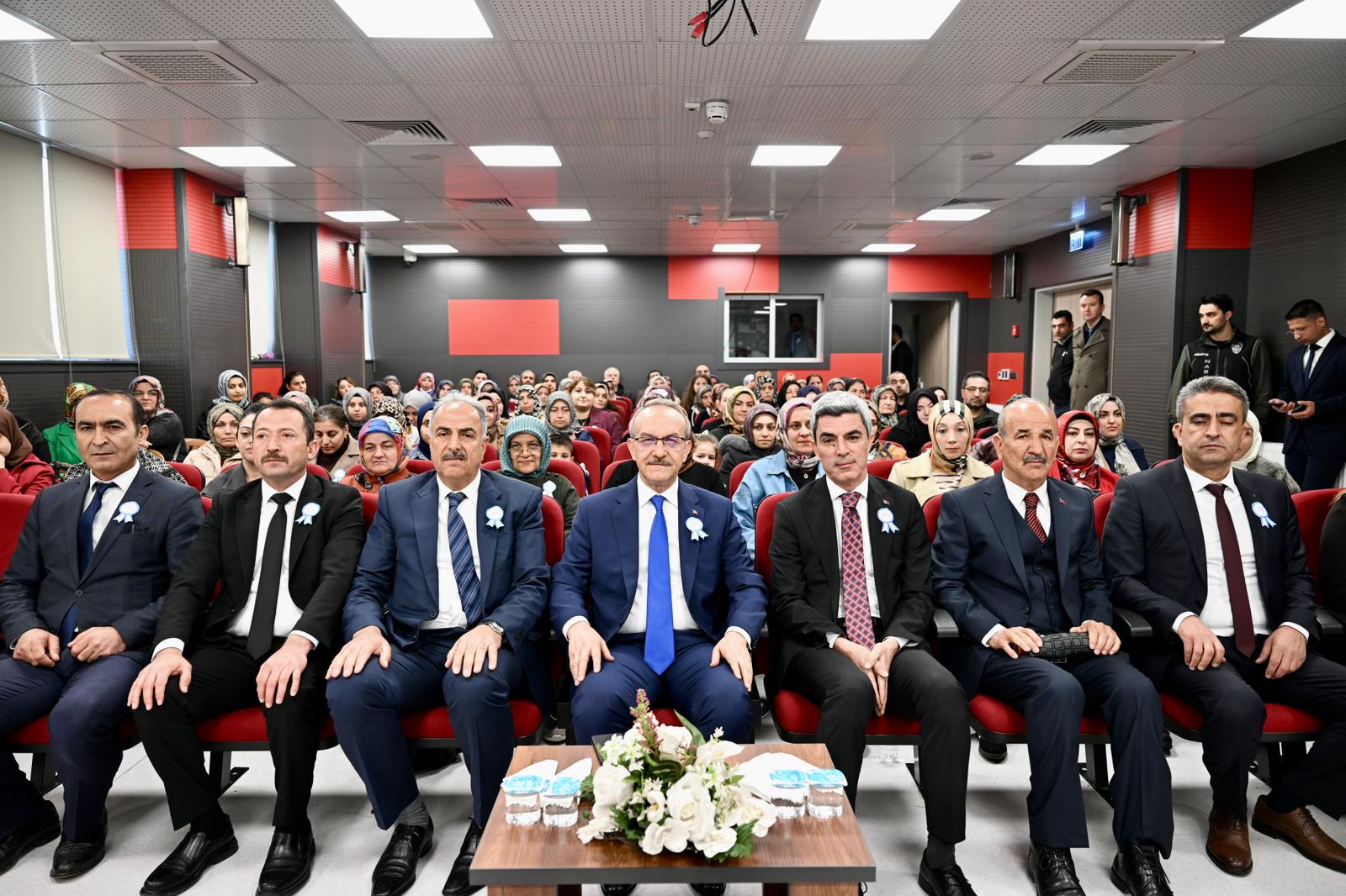 Malatya’da İnönü Ortaokulu’nda düzenlenen “En İyi Narkotik Polisi: Anne” eğitim