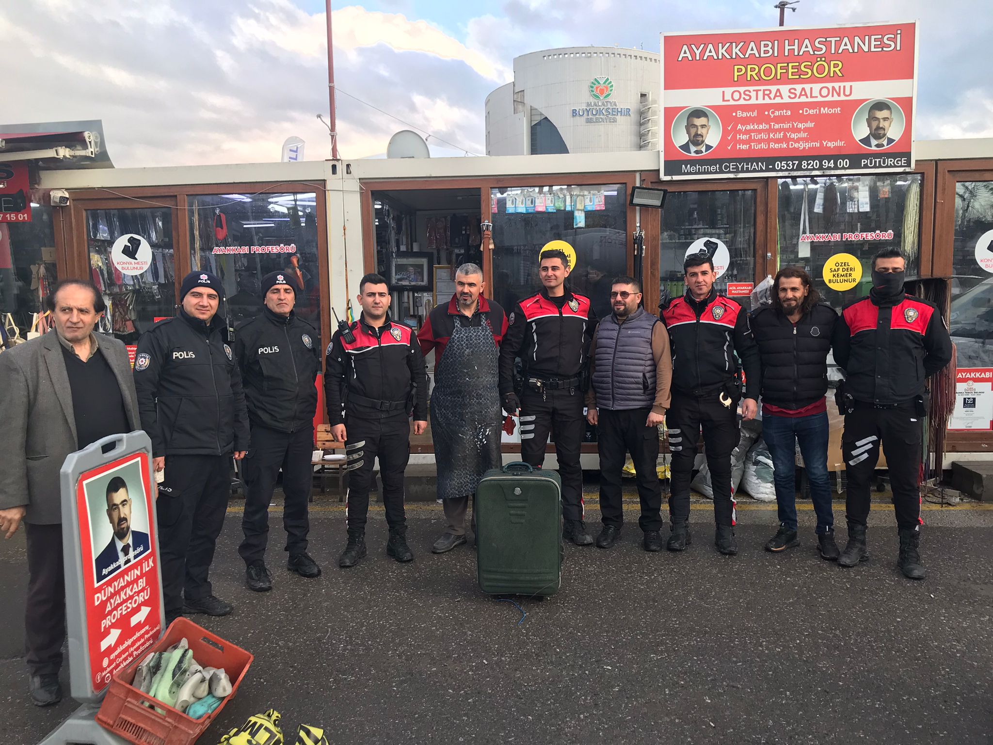 Malatya’da bir grup esnaf, Türk Polis Teşkilatı’nın 181’inci kuruluş yıl