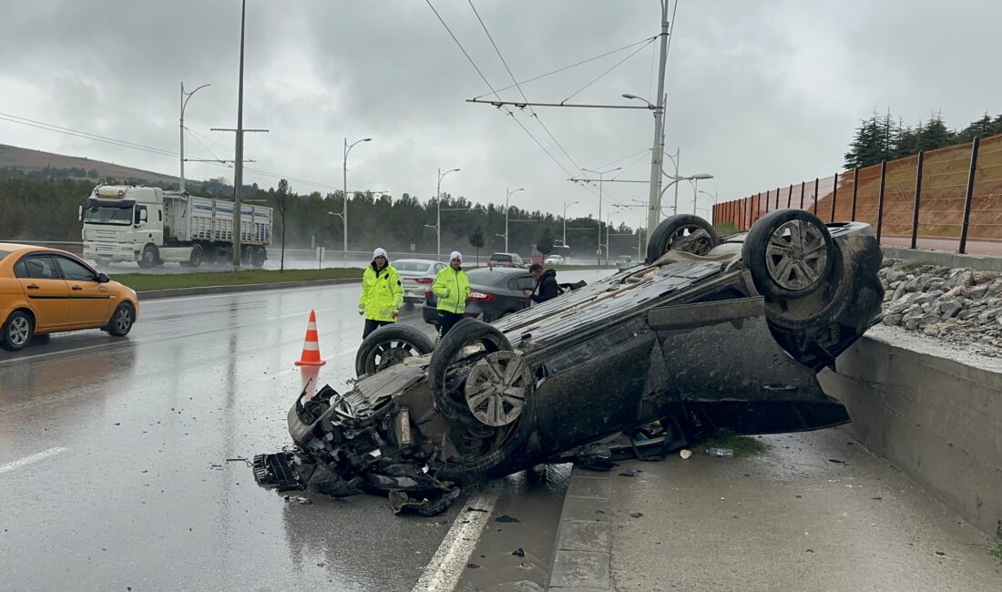 Malatya’da iki otomobilin kafa kafaya çarpıştığı feci kazada araçlar adeta