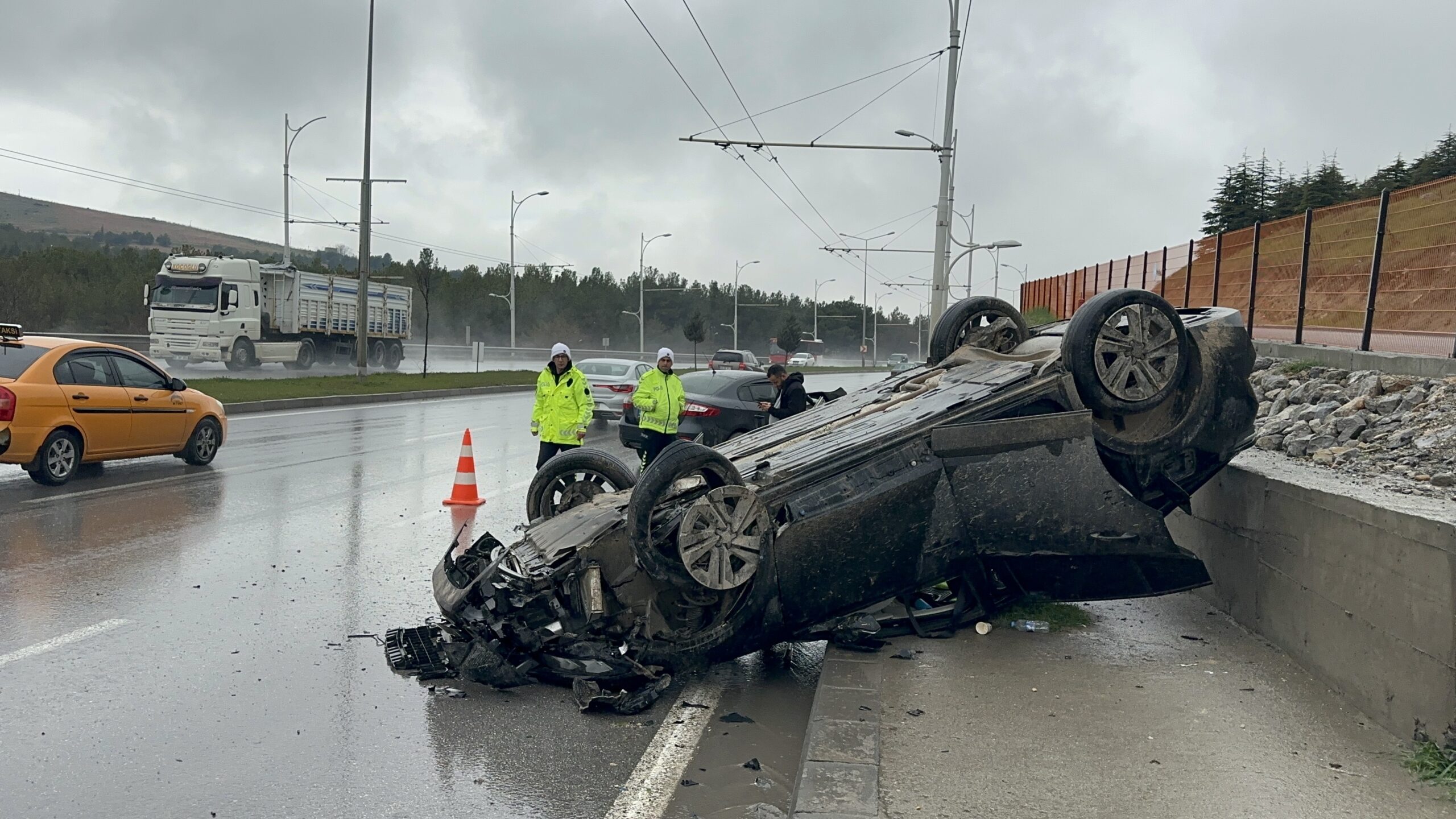 Malatya’da iki otomobilin kafa kafaya çarpıştığı feci kazada araçlar adeta