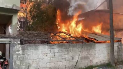 Malatya’da bir evin bahçesinde bulunan odunlukta çıkan yangın, itfaiye ekiplerinin