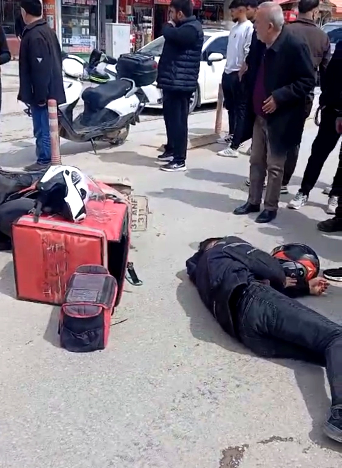 İnönü Caddesi Sıtmapınarı mevkiinde otomobil ile çarpışan motokurye yaralandı. &nbsp;