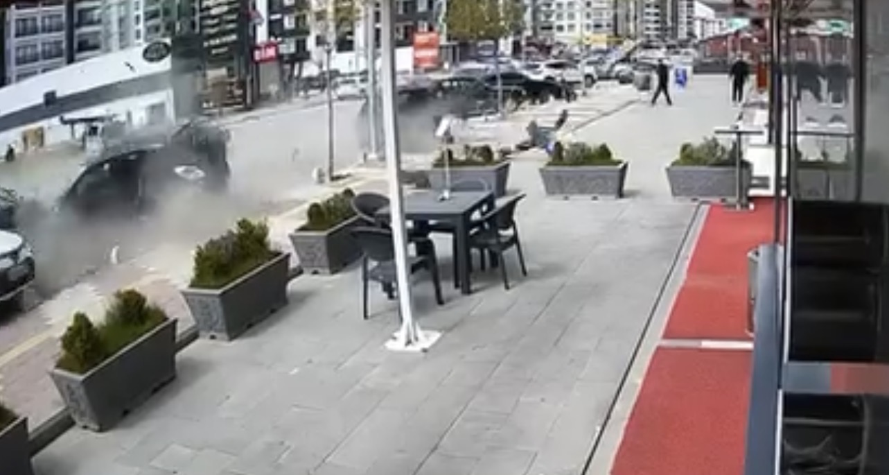Malatya’da kontrolden çıkan otomobilin park halindeki 3 araca çarptığı kazada