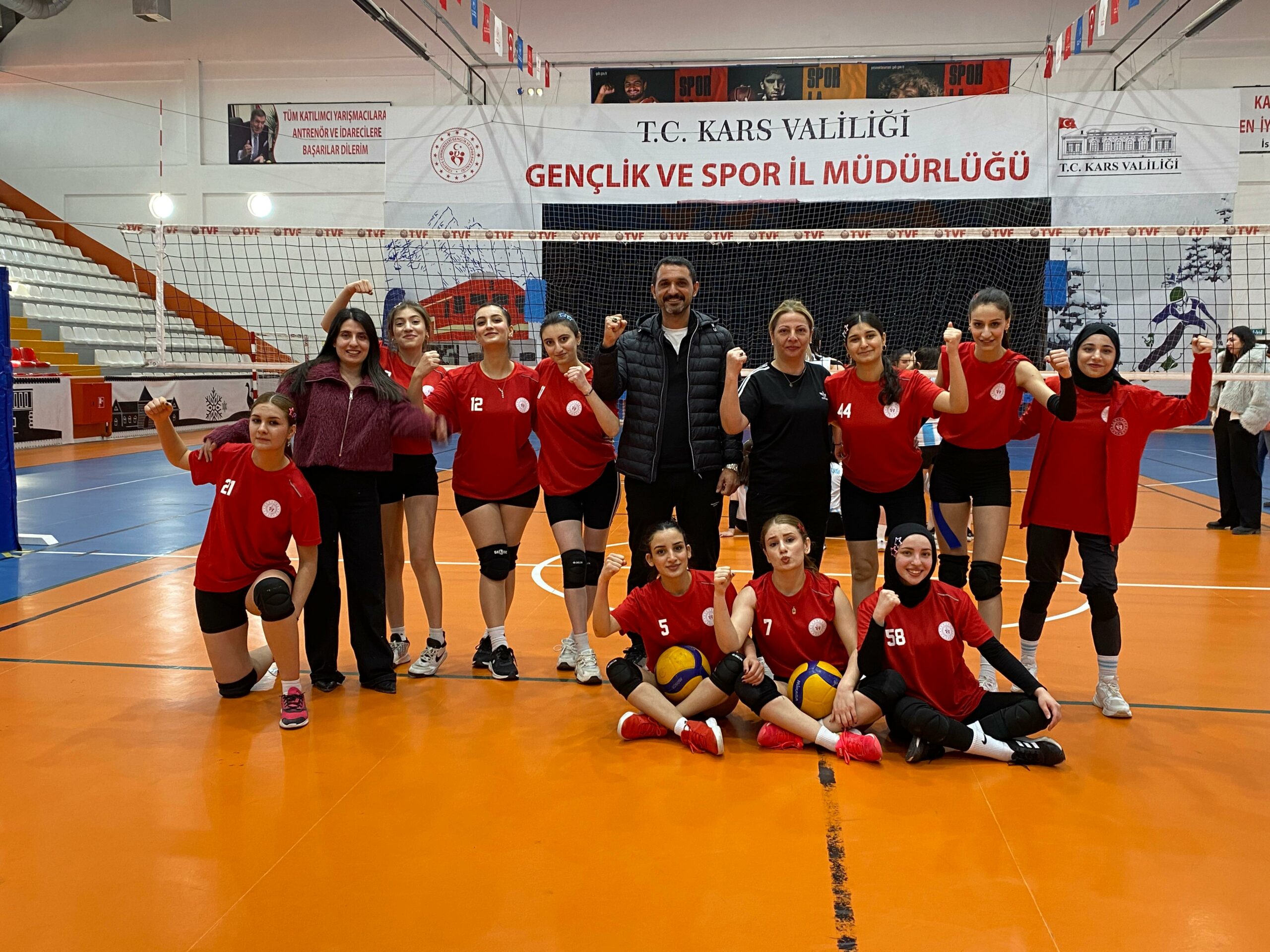 Kars’ın dondurucu soğuğuna inat, Malatya’nın altın kızları sahayı yaktı geçti!