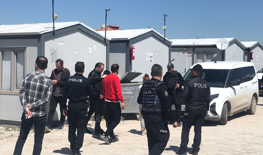 Malatya’da konteyner kentte kendisini içeri kilitleyen ve silahı olduğunu söyleyen