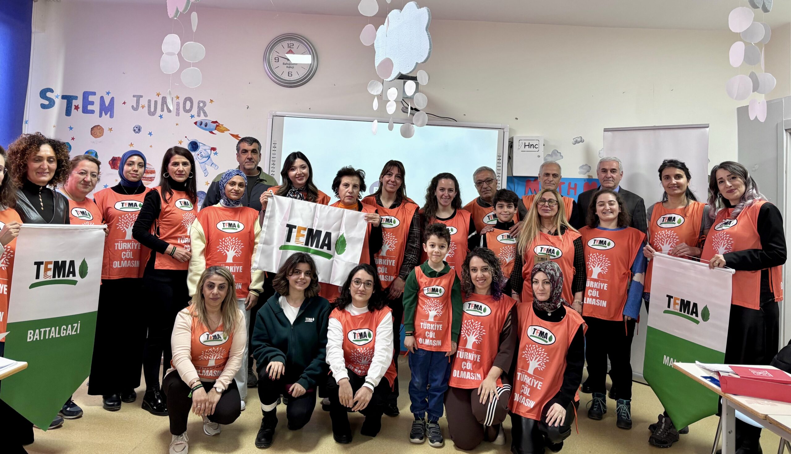 Malatya’da düzenlenen Temel Gönüllü Eğitimi programına katılan TEMA gönüllüleri, çocuklara