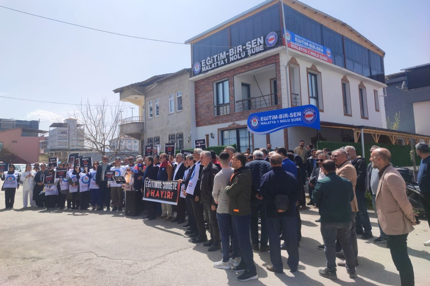 Malatya’da Eğitim-Bir-Sen 1 No’lu Şubesi öncülüğünde bir araya gelen eğitimciler,