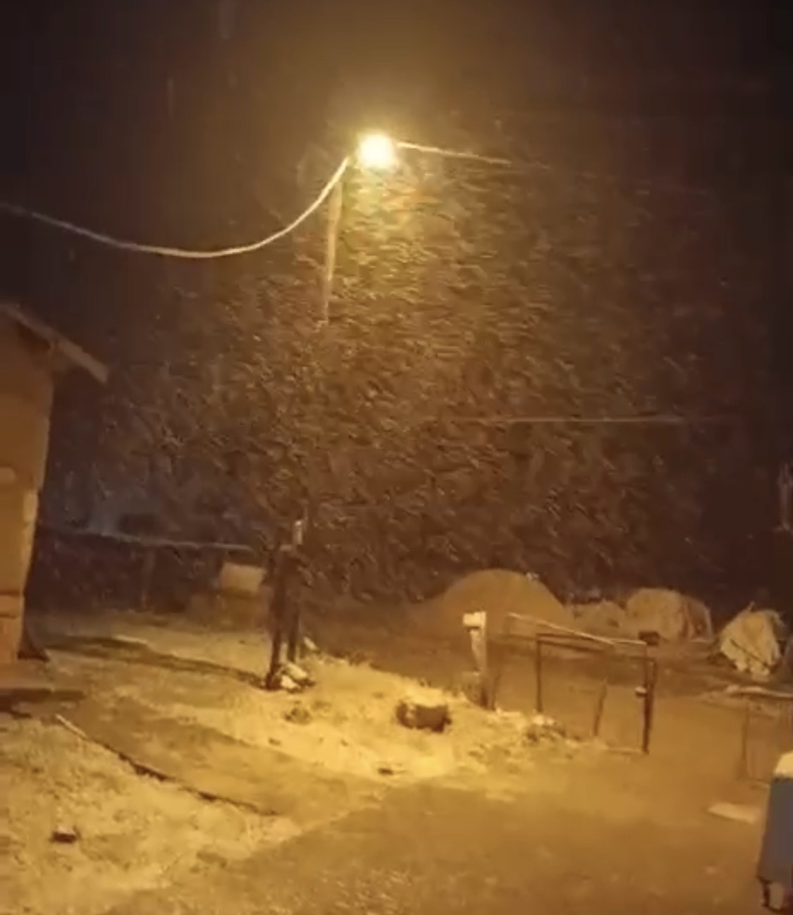 Malatya genelinde etkili olan yağışlı hava, bazı bölgelerde doluya, yüksek