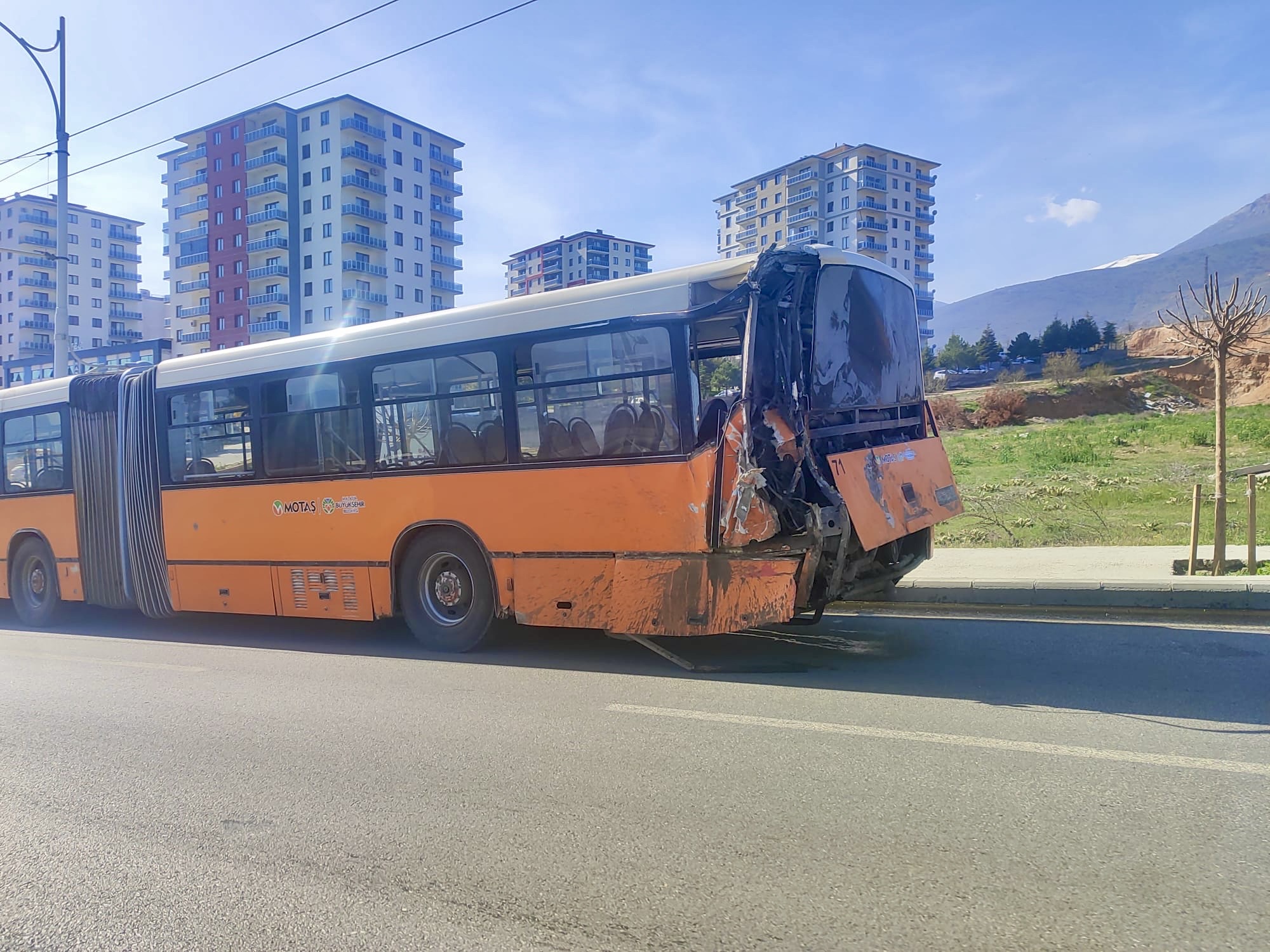 Malatya-Elazığ karayolunda hafriyat kamyonunun belediye otobüsüne çarpması sonucu 20 yolcu
