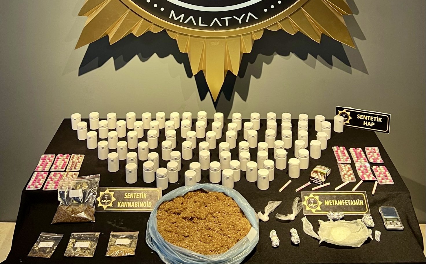 Malatya’da polis ekiplerince düzenlenen operasyonda farklı türlerde uyuşturucu maddeler ele