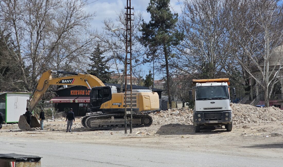 Uğur Sanayi Sitesi’nde başlatılan yıkım çalışmaları sürerken, esnafın yeni yer
