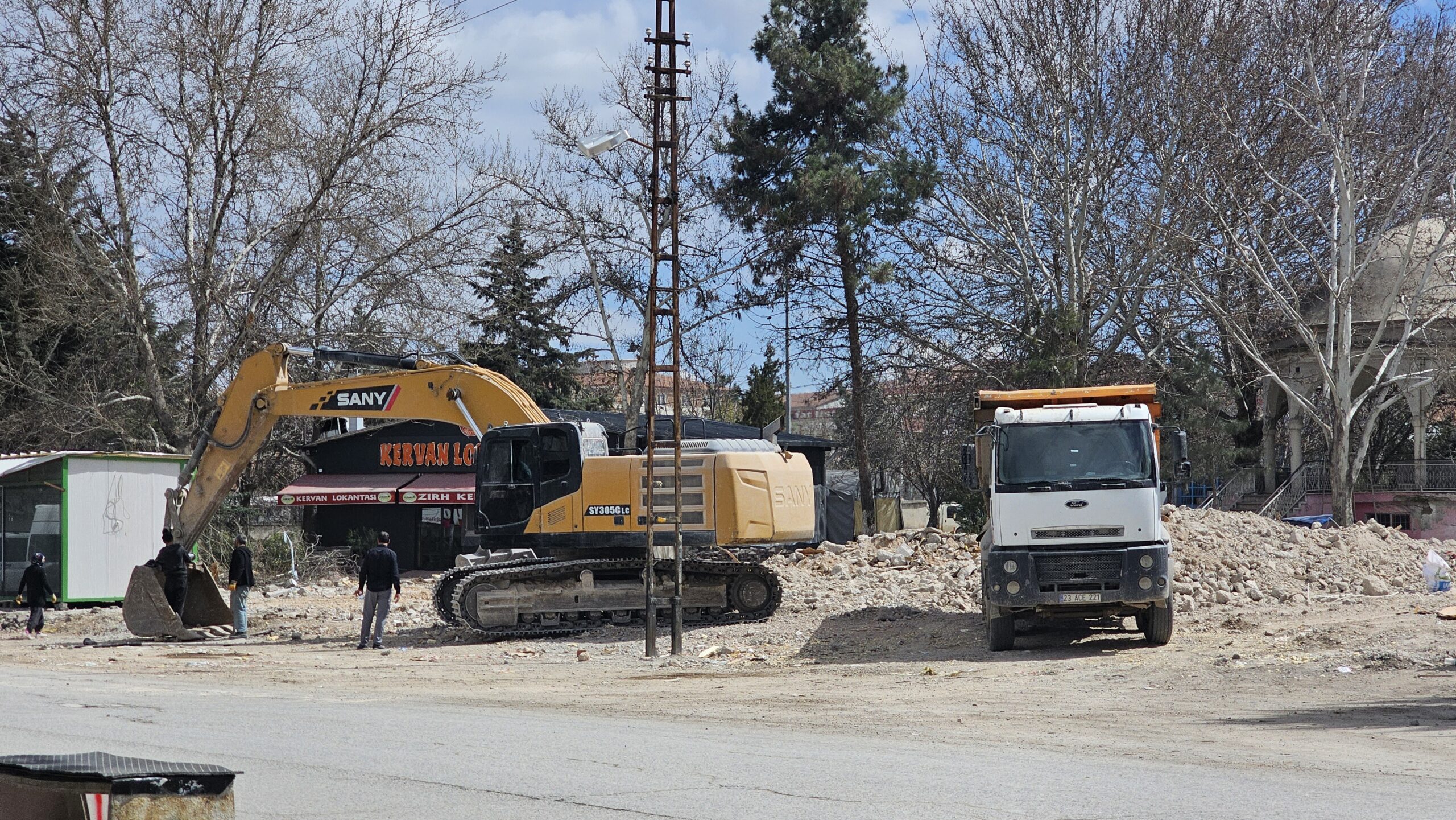 Uğur Sanayi Sitesi’nde başlatılan yıkım çalışmaları sürerken, esnafın yeni yer