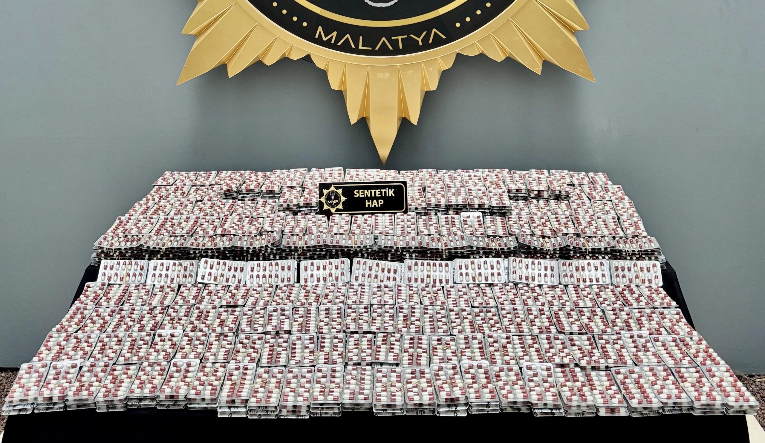 Malatya’da düzenlenen operasyonda bir yolcu otobüsünde yapılan aramada 21 bin