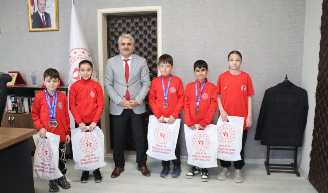 Amasya’da düzenlenen Türkiye Badminton Şampiyonası’nda derece elde eden Malatyalı sporcular,
