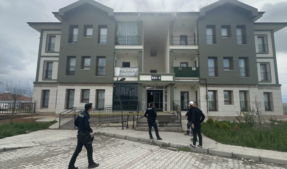 TOKİ konutlarında çıkan yangında bina tahliye edilirken, dumandan etkilenenlere müdahale