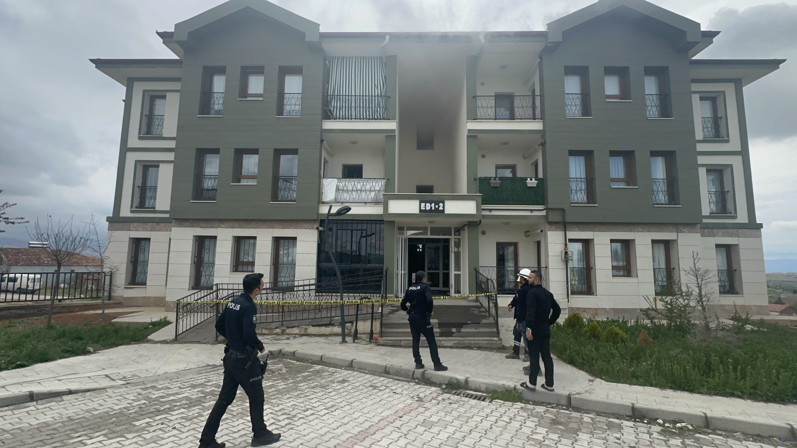 TOKİ konutlarında çıkan yangında bina tahliye edilirken, dumandan etkilenenlere müdahale