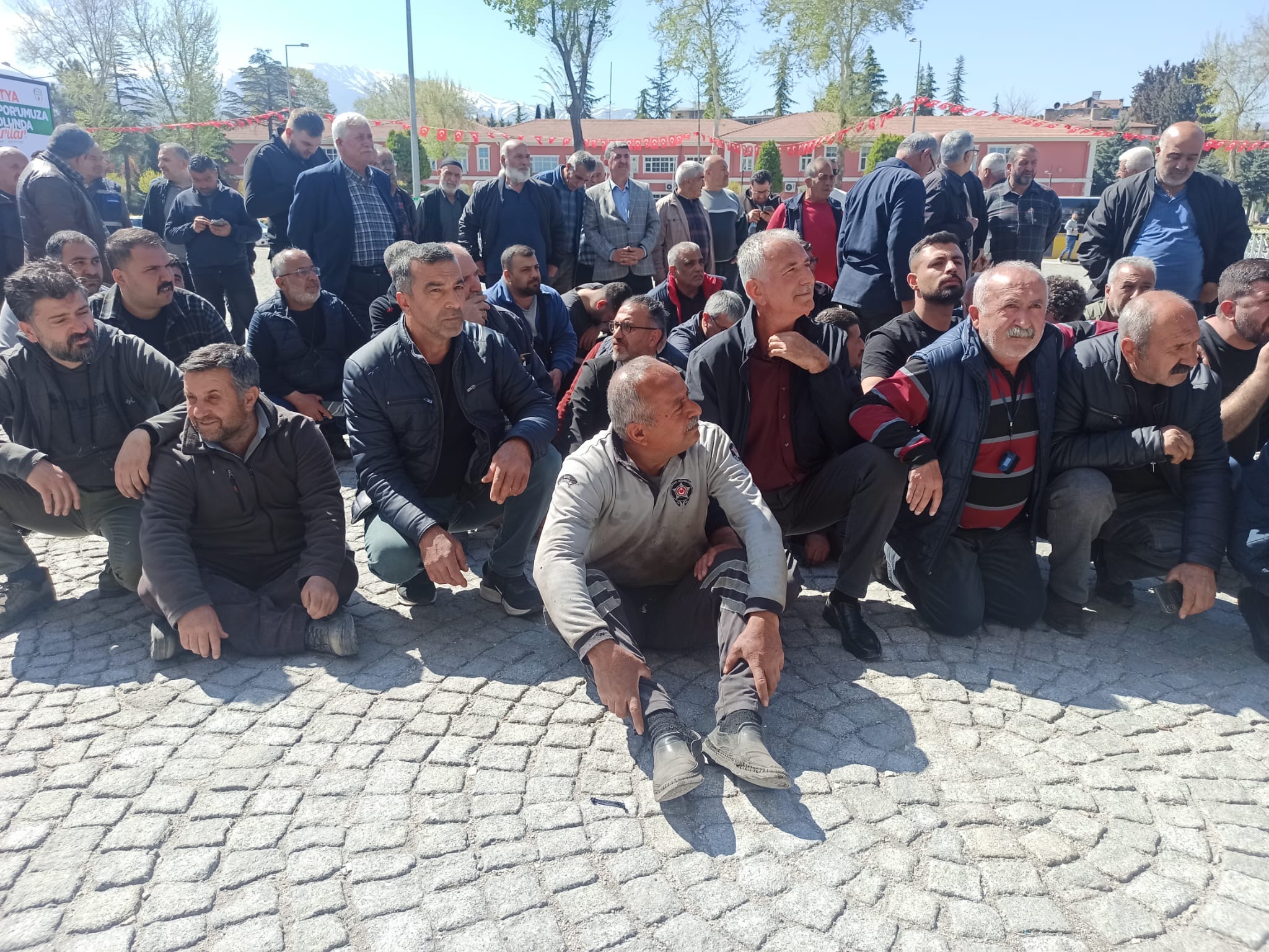 Malatya’da sanayi sitesi esnafı, ikinci gününde de sokaklara çıkarak yetkililerden