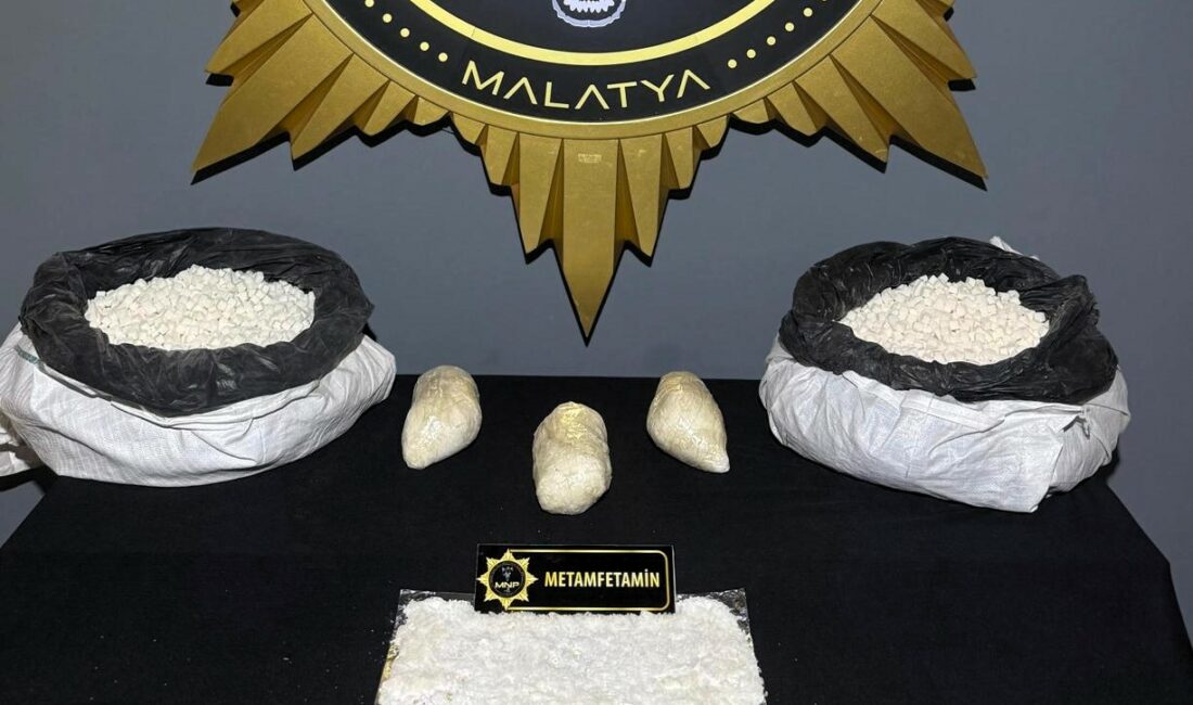 Malatya’da narkotik ekiplerinin yürüttüğü çalışmalar kapsamında düzenlenen operasyonda, bir araçta