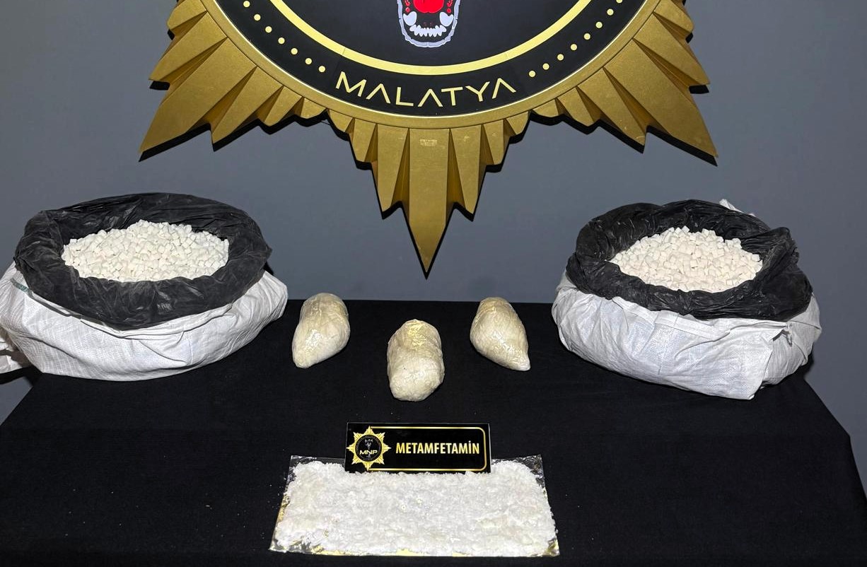Malatya’da narkotik ekiplerinin yürüttüğü çalışmalar kapsamında düzenlenen operasyonda, bir araçta