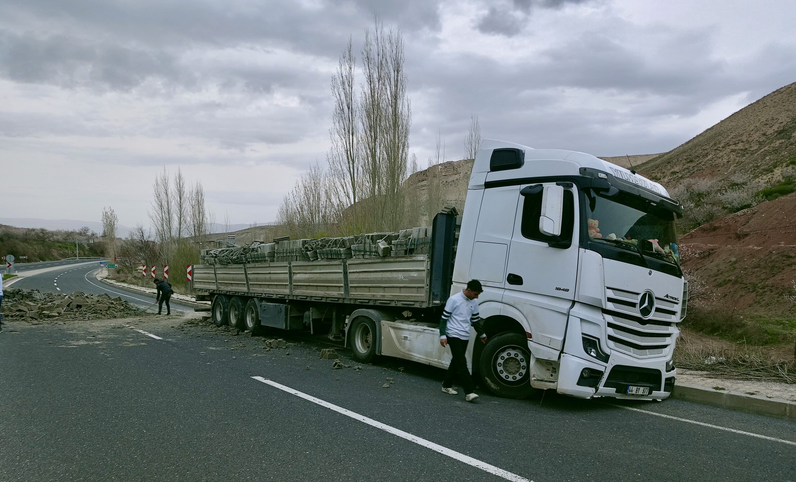 Kontrolden çıkan tır karşı şeride geçerken, yola savrulan yük nedeniyle